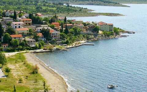 Novigrad (Zadar) 126: Vand, Bygning, Vandressourcer, Ejendom, Plante, Naturlige Landskab, Træ, Azure, Båd, Sø