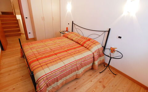 Albergo Diffuso - Cjasa Marisa: Møbel, Komfort, Bygning, Træ, Textile, Orange, Bed Frame, Seng, Indretning, Gulvbelægning