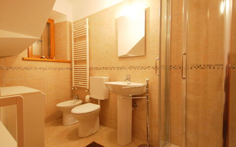 Albergo Diffuso - Cjasa Marisa: Spejl, Håndvask, Sanitærarmatur, Toiletbræt, Toilet, Badeværelsesvask, Badeværelse, Indretning, Bygning, Etage