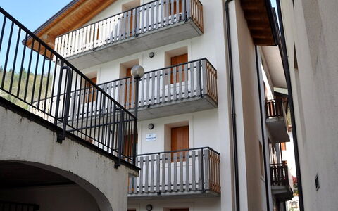 Albergo Diffuso - Cjasa Paron Cilli: Bygning, Vindue, Træ, Trappe, Hus, Himmel, Plante, Materielle Værdier, Ejendom