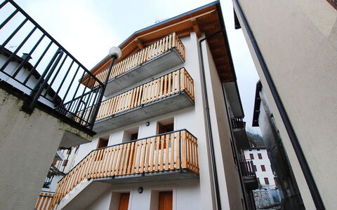 Albergo Diffuso - Cjasa Paron Cilli: Bygning, Himmel, Vindue, Træ, Trappe, Urban Design, Hus, Baluster, Facade