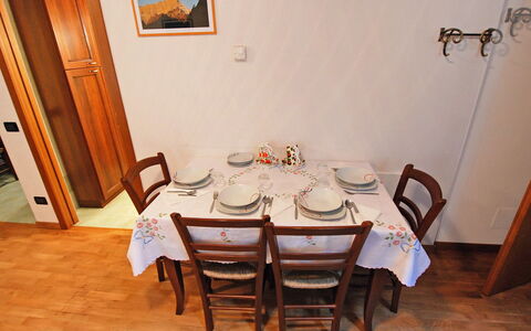 Albergo Diffuso - Cjasa Fantin: Værelse, Spisestue, Ejendom, Bord, Etage, Møbel, Køkken & Spisebord, Hårdttræ, Indretning, Gulvbelægning