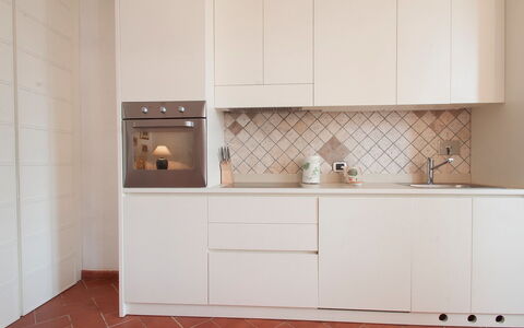 Rio Marina 400: Flise, Værelse, Møbel, Ejendom, Cabinetry, Køkken, Etage, Indretning, Countertop, Gulvbelægning