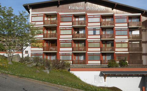 Schöne Aussicht (App 1406 Ex-Kurhotel): Bygning, Daytime, Ejendom, Plante, Vindue, Himmel, Urban Design, Træ, Boligområde