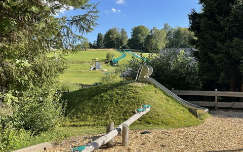 Schöne Aussicht (App 1406 Ex-Kurhotel): Himmel, Plante, Sky, Hældning, Træ, Naturlige Landskab, Vejbelægning, Land Lot, Græs, Vej