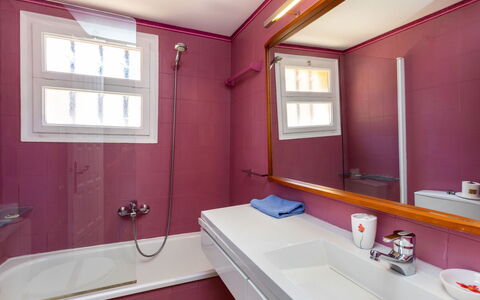 Bella Vista: Tap, Ejendom, Sanitærarmatur, Vindue, Badekar, Badeværelsesvask, Bygning, Håndvask, Badeværelsesskab, Purple