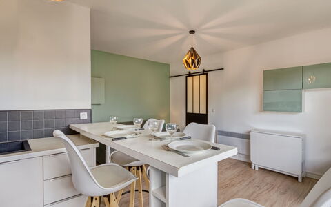 Neptune: Møbel, Ejendom, Håndvask, Tap, Cabinetry, Countertop, Sanitærarmatur, Træ, Indretning, Køkken
