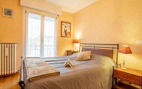 Cardella: Ejendom, Bygning, Møbel, Vindue, Komfort, Træ, Bed Frame, Indretning, Skygge, Etage
