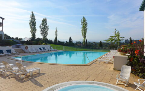 Les Terrasses D'Arcangues: Svømmepøl, Udendørs Møbler, Udvej, Fritid, Stol, Liggestol, Eco Hotel, Ferieby, Paraply, Thermae