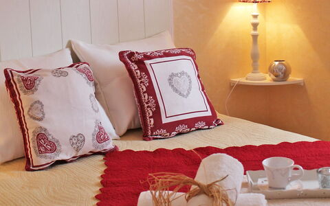 Le Clos des Sapins: Pude, Pude, Soveværelse, Sengetøj, Sengetøj, Møbel, Værelse, Throw Pillow, Rød, Seng