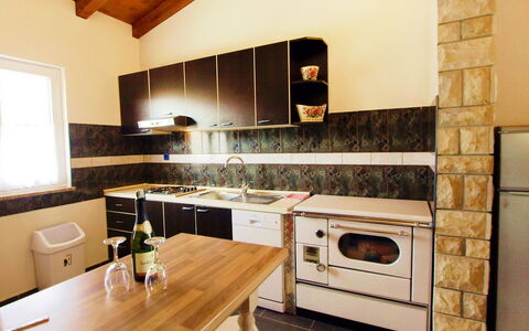 Villa Ana: Countertop, Værelse, Ejendom, Køkken, Komfur, Cabinetry, Møbel, Indretning, Bygning, Hus