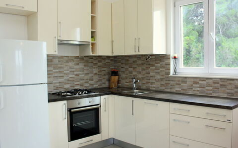 Gabriela: Countertop, Køkken, Værelse, Ejendom, Cabinetry, Møbel, Flise, Større Bandage, Indretning, Komfur