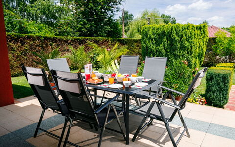 Sunshine: Plante, Bord, Møbel, Ejendom, Bordservice, Plantesamfund, Himmel, Foldestol, Stol, Natur