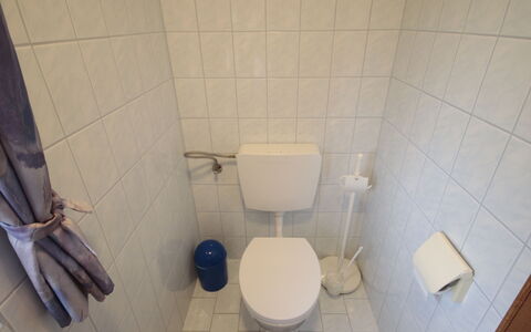 Eisele: Toiletbræt, Toilet, Badeværelse, Sanitærarmatur, Etage, Gulvbelægning, Vvs, Flise, Værelse