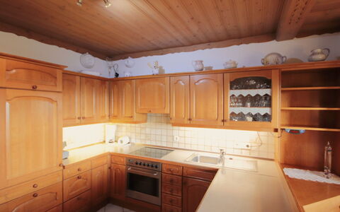 Eisele: Køkken, Gulvbelægning, Cabinetry, Countertop, Indretning, Træ, Køkken Apparat, Etage, Loft, Møbel