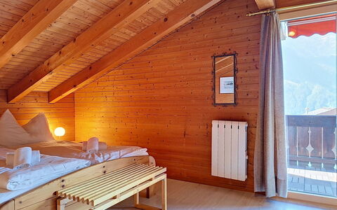Grindelwald 322: Træ, Møbel, Hjem, Værelse, Sommerhus, Bjælkehytte, Bejdse, Loft, Hårdttræ, Seng