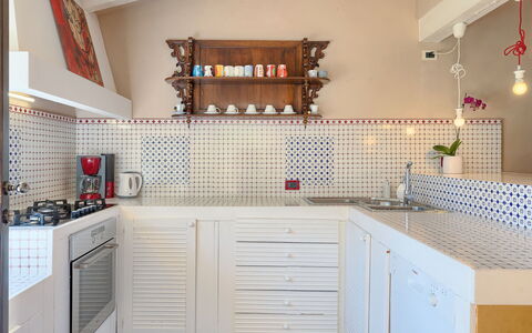 Moira: Cabinetry, Countertop, Ejendom, Træ, Skuffe, Køkken, Indretning, Belysning, Komfur, Gulvbelægning