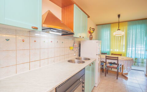Martinović: Cabinetry, Møbel, Ejendom, Countertop, Træ, Køkken, Skuffe, Orange, Indretning, Hus