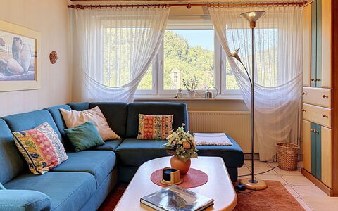 Triberg 100: Møbel, Indretning, Couch, Gulvbelægning, Etage, Træ, Stue, Værelse, Belysning, Textile