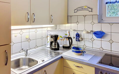 Triberg 100: Køkken, Køkken Apparat, Countertop, Større Bandage, Køkkenvask, Indretning, Cabinetry, Komfur, Gulvbelægning, Husholdningsapparat