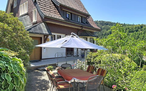 Triberg 100: Hus, Hjem, Busk, Sommerhus, Tag, Boligområde, Have, Dør, Veranda