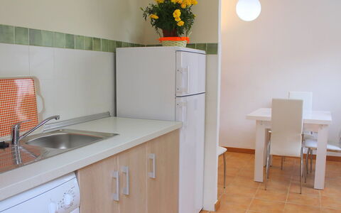 Bernia: Værelse, Ejendom, Møbel, Køkken, Etage, Hus, Flise, Bygning, Indretning, Countertop