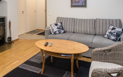 Karhunvartijan Linna B11: Møbel, Gulvbelægning, Indretning, Etage, Træ, Couch, Værelse, Stue, Bord, Trægulve
