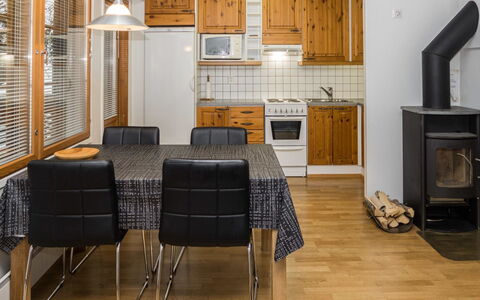 Karhunvartijan Linna B11: Møbel, Træ, Indretning, Gulvbelægning, Loft, Etage, Værelse, Belysning, Stol, Bord
