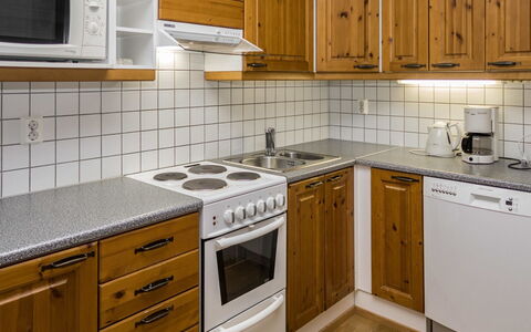 Karhunvartijan Linna B11: Køkken, Countertop, Cabinetry, Køkken Apparat, Træ, Større Bandage, Gulvbelægning, Indretning, Håndvask, Etage