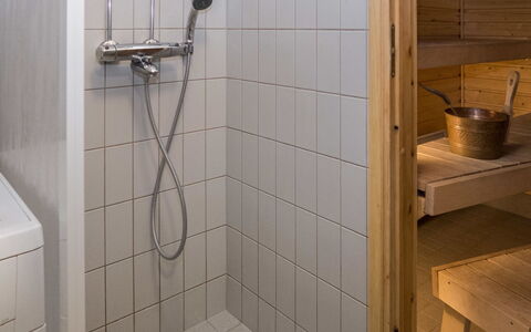 Karhunvartijan Linna B11: Gulvbelægning, Træ, Etage, Badeværelse, Indretning, Sanitærarmatur, Vvs, Flise, Brusehoved, Bruser
