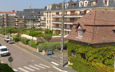 Prince Albert: Plante, Bygning, Himmel, Ejendom, Vindue, Køretøj, Hjul, Urban Design, Bil, Ejerlejlighed