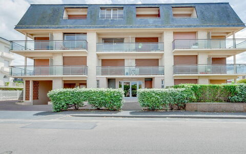 Prince Albert: Plante, Himmel, Sky, Bygning, Ejendom, Vindue, Urban Design, Land Lot, Ejerlejlighed