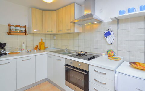 Ledi: Countertop, Cabinetry, Køkkenvask, Bygning, Ejendom, Håndvask, Tap, Komfur, Køkken Apparat, Køkken