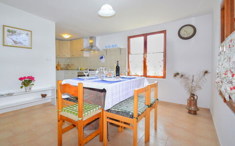 Ledi: Møbel, Bord, Ejendom, Vindue, Azure, Stueplante, Cabinetry, Indretning, Træ, Etage