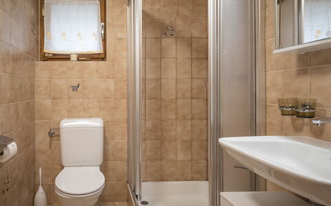 Le Tzanton: Brun, Ejendom, Sanitærarmatur, Håndvask, Tap, Badeværelse, Spejl, Purple, Toilet