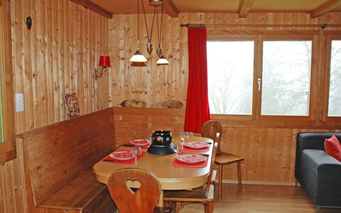 Chalet de la Vue des Alpes: Værelse, Ejendom, Møbel, Bygning, Indretning, Bord, Træ, Hus, Spisestue, Hårdttræ