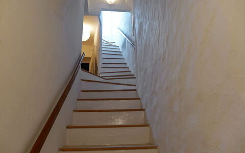 La Cadièrienne: Trappe, Gelænder, Arkitektur, Værelse, Væg, Gips, Bygning, Dagslys, Hus, Etage