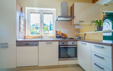 Sandra: Køkkenvask, Cabinetry, Countertop, Ejendom, Køkken Apparat, Håndvask, Husholdningsapparat, Køkken, Komfur, Bygning