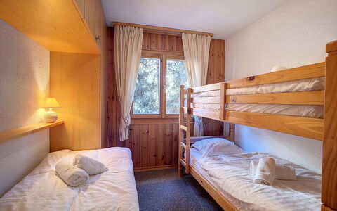 Les Cretes Ii: Møbel, Ejendom, Komfort, Bygning, Azure, Bed Frame, Seng, Textile, Indretning, Træ