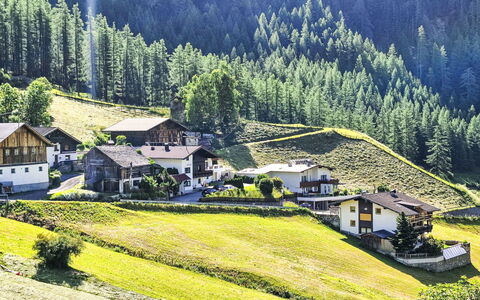 Berghof Reich: Gulvbelægning, Etage, Kompositmateriale, Svømmepøl, Dagslys, Water Feature, Flise