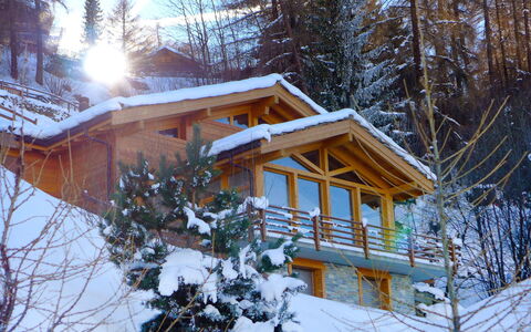 Chalet Arvine: Bygning, Sne, Vindue, Plante, Himmel, Træ, Træ, Hus, Afdeling, Lærk
