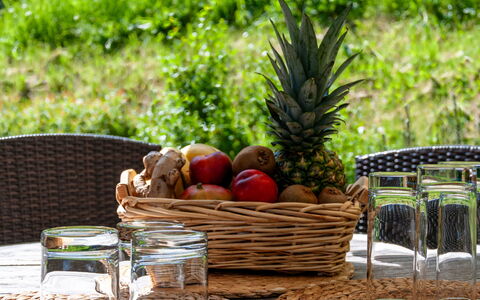 Chalet Arvine: Mad, Bord, Plante, Frugt, Træ, Naturlige Fødevarer, Stol, Kurv