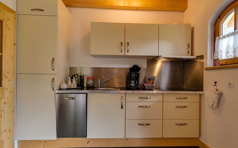 Carla: Cabinetry, Tap, Køkkenvask, Ejendom, Håndvask, Countertop, Møbel, Køkken Apparat, Vindue, Køkken