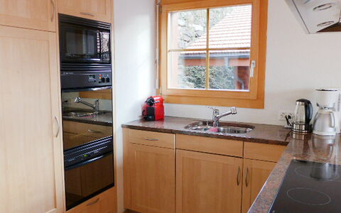 Berg-Seeblick: Køkkenvask, Cabinetry, Countertop, Ejendom, Bygning, Sanitærarmatur, Håndvask, Tap, Vindue, Køkken Apparat