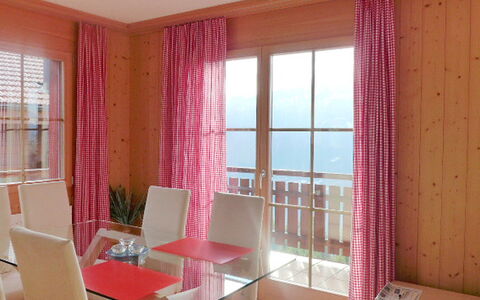 Berg-Seeblick: Ejendom, Bord, Møbel, Vindue, Bygning, Træ, Window Blind, Textile, Gardin