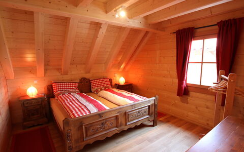Lärche: Ejendom, Møbel, Bygning, Komfort, Vindue, Træ, Orange, Indretning, Bed Frame, Etage