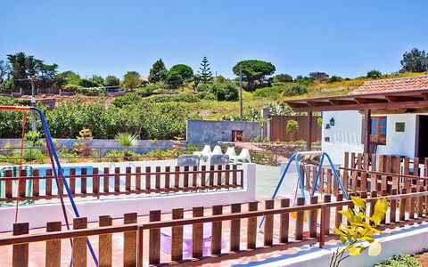 De Aitana: Himmel, Plante, Vindue, Bygning, Træ, Træ, Skygge, Hegn, Offentlige Rum, Fritid