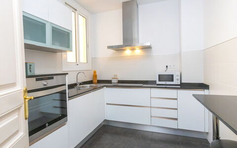 Eix.dret:roger de Lluria Valencia: Cabinetry, Countertop, Møbel, Komfur, Bygning, Køkken, Køkken Apparat, Træ, Husholdningsapparat, Indretning