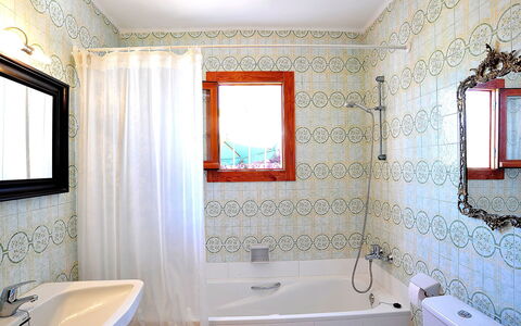 Flova: Tap, Badekar, Sanitærarmatur, Ejendom, Vindue, Bygning, Badeværelse, Purple, Håndvask, Blå