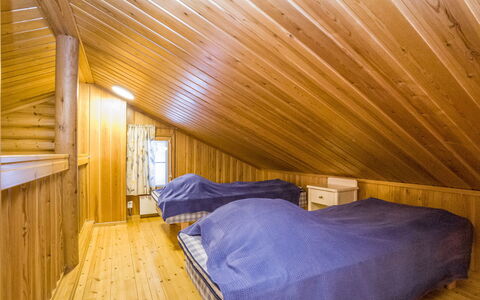 Kaukonraitti 4 C 2: Træ, Loft, Etage, Hårdttræ, Soveværelse, Værelse, Bejdse, Attic, Seng, Sommerhus
